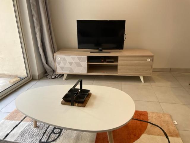 Appartement Climatise Avec Cour En Centre Ville Carpentras Eksteriør billede